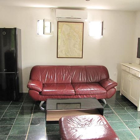 Holiday Home Momcilovic Малинска Экстерьер фото
