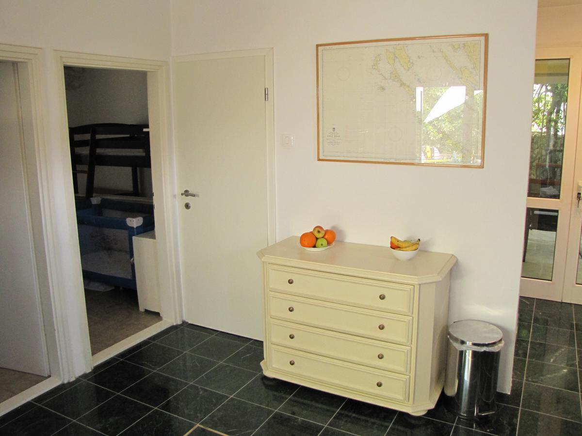 Holiday Home Momcilovic Малинска Экстерьер фото